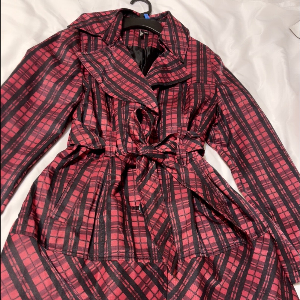 Long/trip blazer. Size medium.